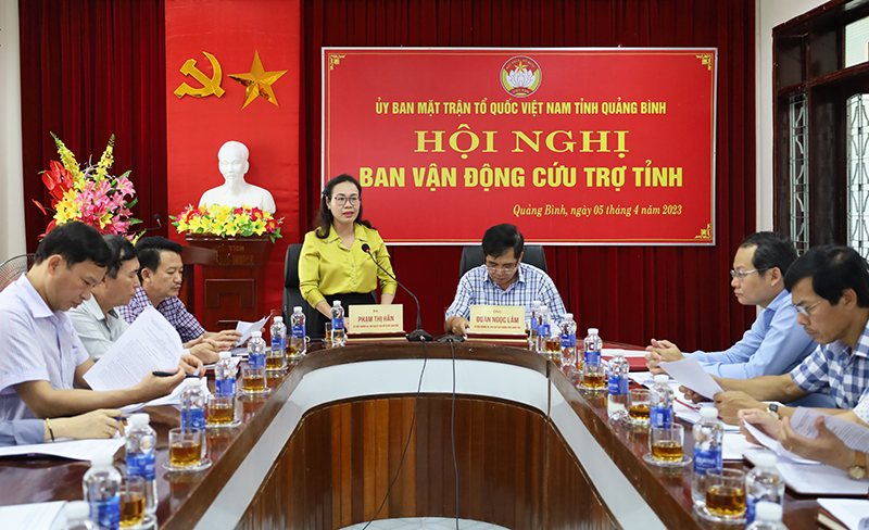 Đồng chí Chủ tịch Ủy ban MTTQVN tỉnh Phạm Thị Hân phát biểu tại hội nghị.