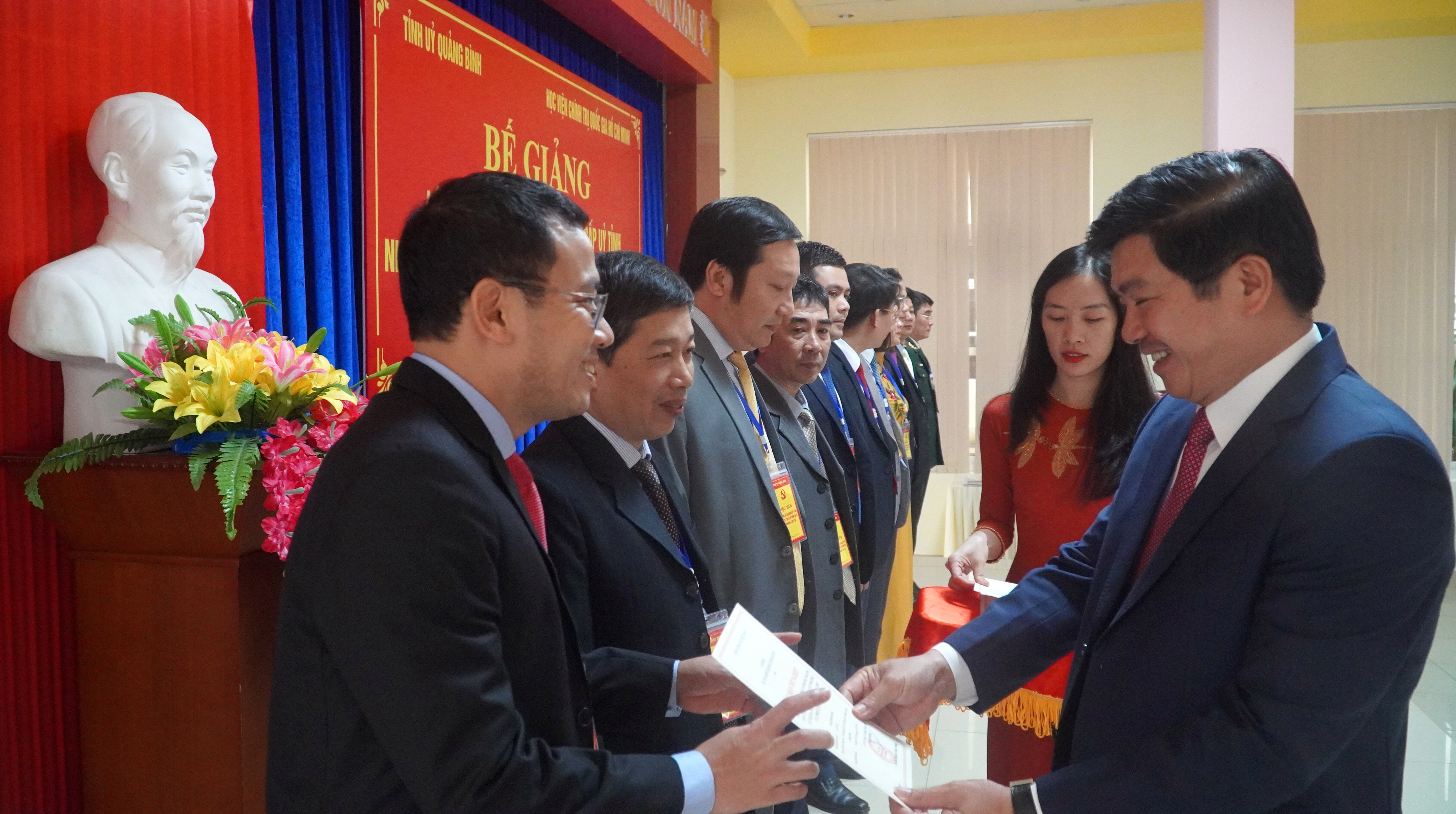 Đồng chí Trưởng ban Tổ chức Tỉnh ủy Trần Vũ Khiêm trao giấy chứng nhận cho các học viên lớp cán bộ dự nguồn cấp ủy tỉnh nhiệm kỳ 2025-2030, cấp trưởng các sở, ban, ngành nhiệm kỳ 2026-2031.