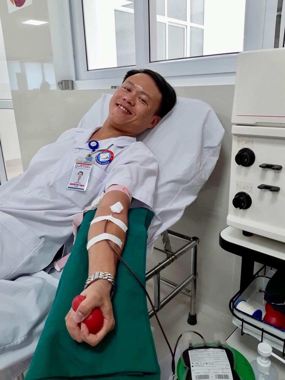  Bác sĩ Nguyễn Duy Thạch tham gia hiến máu tình nguyện.