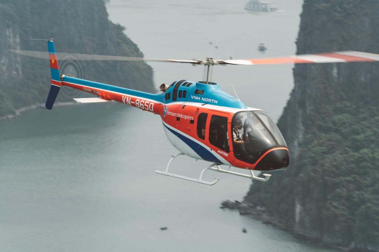 Máy bay trực thăng Máy bay Bell-505 thuộc Công ty Trực thăng Miền Bắc thuộc Tổng Công ty Trực thăng Việt Nam (Binh đoàn 18). (Ảnh: TTXVN phát)