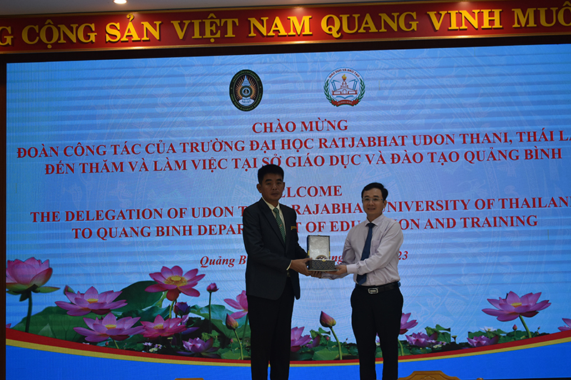 Sở GD-ĐT Quảng Bình tặng quà lưu niệm cho Trường Đại học Udon Thani Rajabhat