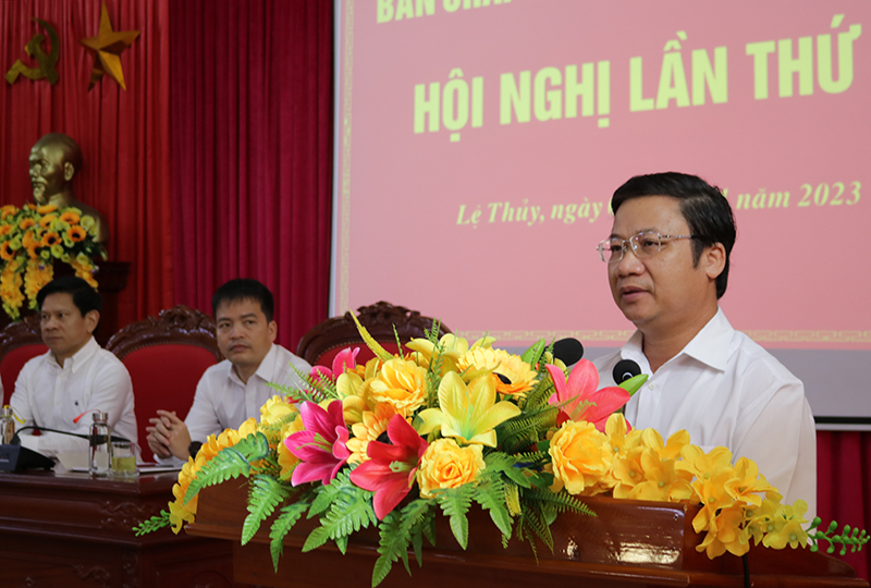 Đồng chí Trưởng Ban Tuyên giáo Tỉnh ủy Cao Văn Định phát biểu tại hội nghị.