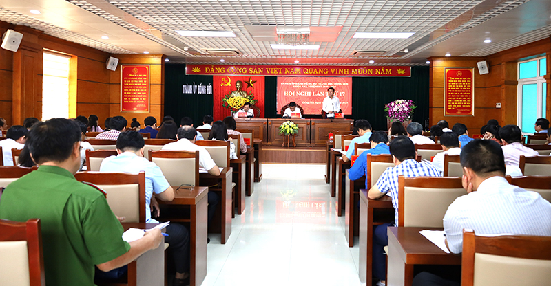  Đồng chí Chủ tịch UBND thành phố Hoàng Ngọc Đan điều hành thảo luận.