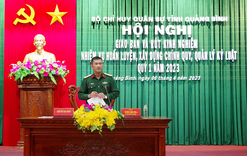 Đồng chí đại tá Đoàn Sinh Hòa, Chỉ huy trưởng Bộ CHQS tỉnh chủ trì, điều hành hội nghị.