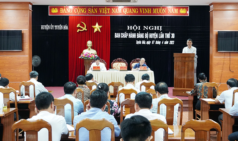 Lãnh đạo huyện Tuyên Hóa kết luận hội nghị.