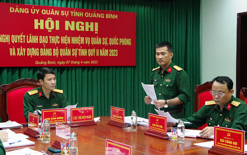 Đại tá Đoàn Sinh Hòa, Ủy viên Ban Thường vụ Tỉnh ủy, Chỉ huy trưởng Bộ CHQS tỉnh phát biểu tại hội nghị