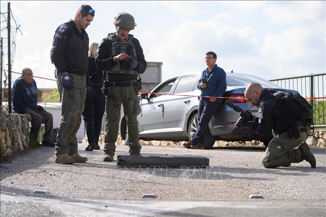 Cảnh sát Israel kiểm tra phần còn lại của một quả tên lửa được phóng từ Liban và bị Israel bắn hạ tại thị trấn Fassuta, miền Bắc nước này ngày 6/4/2023. Ảnh: THX/TTXVN