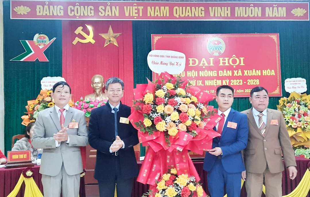 Chủ tịch HND tỉnh Trần Tiến Sỹ tặng hoa chúc mừng Đại hội đại biểu HND xã Xuân Hóa (Minh Hóa) nhiệm kỳ 2023-2028.