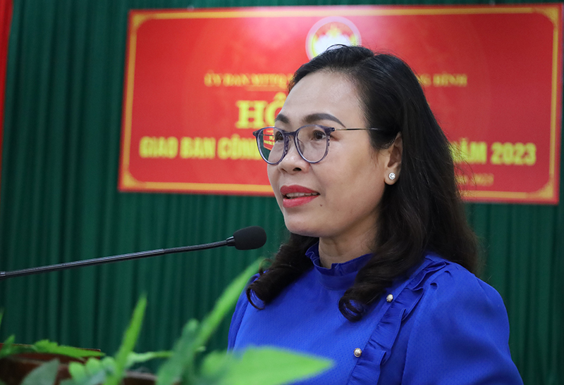Đồng chí Chủ tịch Ủy ban MTTQVN tỉnh Phạm Thị Hân phát biểu tại hội hội nghị.
