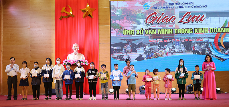 Đại diện lãnh đạo thành phố tặng quà cho trẻ em có hoàn cảnh khó khăn trên địa bàn.