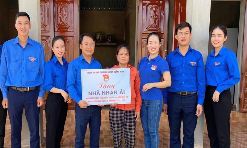 Bí thư Huyện đoàn Quảng Ninh Ngô Lê Duy trao tặng nhà Nhân ái cho hộ gia đình khó khăn.