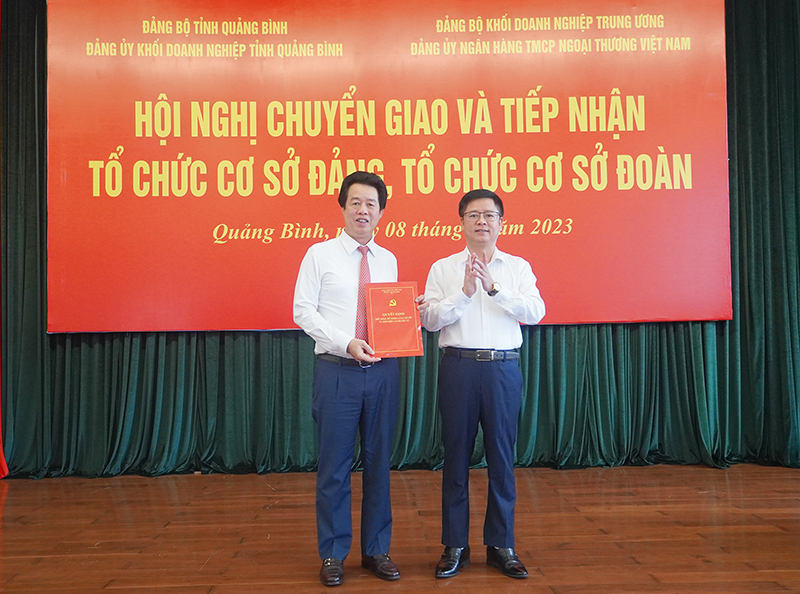 Đại diện lãnh đạo Đảng ủy Khối Doanh nghiệp tỉnh trao quyết định chuyển giao tổ chức đảng cho Đảng bộ Vietcombank.