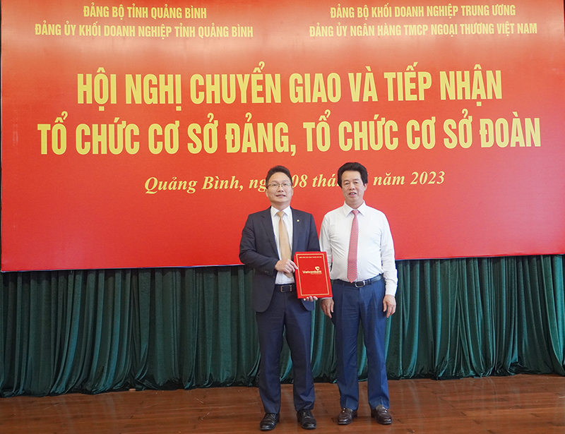 Đại diện lãnh đạo Đảng bộ Vietcombank trao quyết định tiếp nhận Đảng bộ Vietcombank-Chi nhánh Quảng Bình.