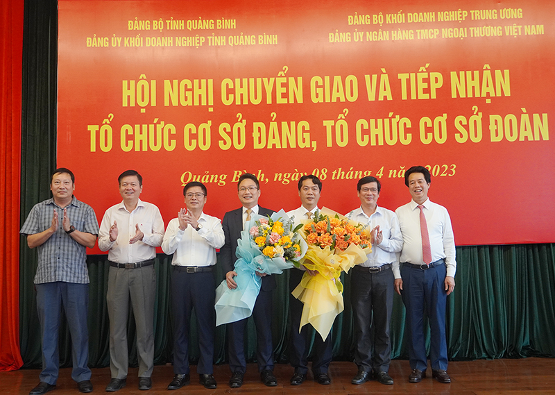 Đại diện lãnh đạo Ban Tổ chức Tỉnh ủy, Đảng ủy Khối Doanh nghiệp tỉnh và Vietcombank tặng hoa chúc mừng Đảng bộ Vietcombank-Chi nhánh Quảng Bình.