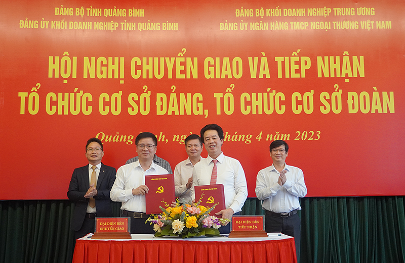 Đại diện lãnh đạo Đảng ủy Khối Doanh nghiệp tỉnh và Vietcombank ký kết biên bản bàn giao và tiếp nhận tổ chức đảng, đảng viên.