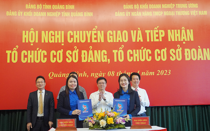 Đại diện lãnh đạo Đoàn Khối Doanh nghiệp tỉnh và Đoàn Thanh niên Vietcombank ký kết biên bản bàn giao và tiếp nhận tổ chức đoàn, đoàn viên.