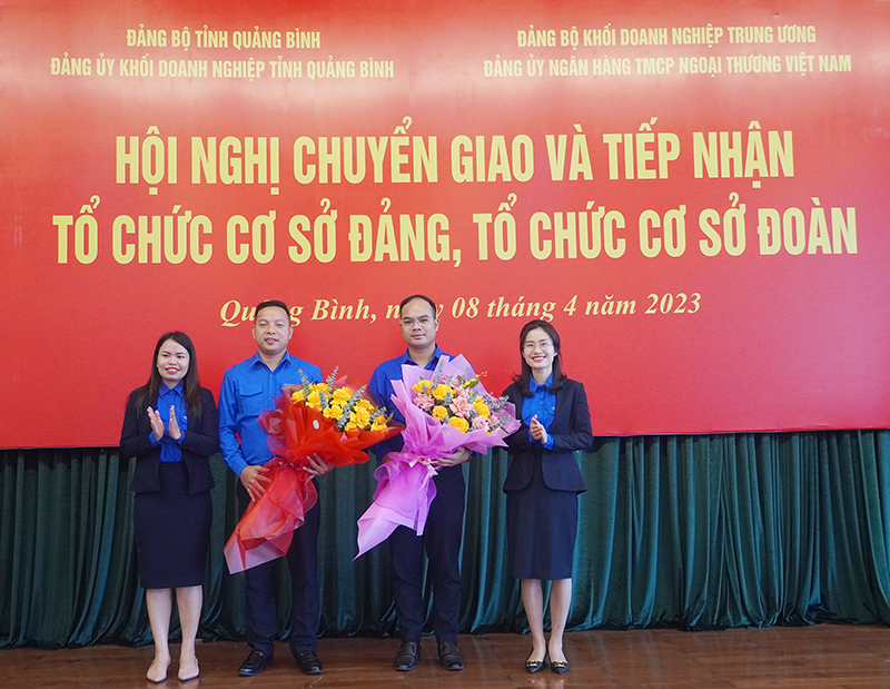 Đại diện lãnh đạo Đoàn Khối Doanh nghiệp tỉnh và Đoàn Thanh niên Vietcombank tặng hoa chúc mừng Đoàn cơ sở Vietcombank-Chi nhánh Quảng Bình.