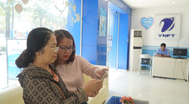 Cán bộ, nhân viên VNPT Quảng Bình sẵn sàng hỗ trợ khách hàng CHTT mọi lúc, mọi nơi.