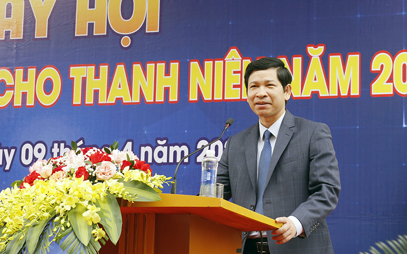 Đồng chí Phó Chủ tịch UBND tỉnh Hồ An Phong trả lời câu hỏi của đoàn viên, thanh niên.