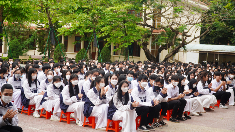 Các em học sinh Trường THPT Đào Duy Từ hào hứng Hưởng ứng Ngày sách và Văn hóa đọc Việt Nam năm 2023.