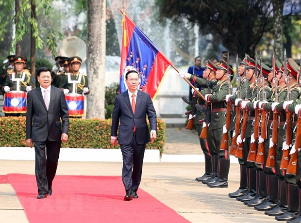Chủ tịch nước Võ Văn Thưởng và Tổng Bí thư, Chủ tịch nước Lào Thongloun Sisoulith duyệt đội danh dự. (Ảnh: Thống Nhất/TTXVN)