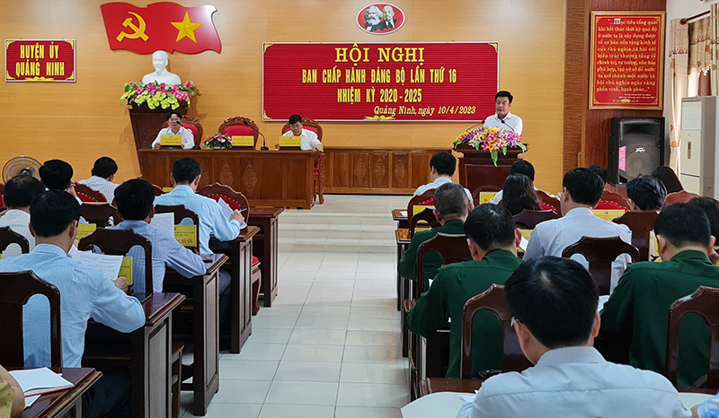  Bí thư Huyện uỷ Quảng Ninh Trần Quốc Tuấn kết luận hội nghị.