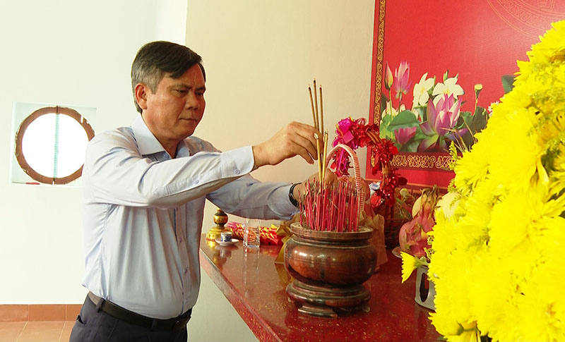 Đồng chí Chủ tịch UBND tỉnh Trần Thắng dâng hương tại Đền tưởng niệm liệt sỹ và chuyên gia tình nguyện Việt Nam hy sinh trên đất bạn Lào
