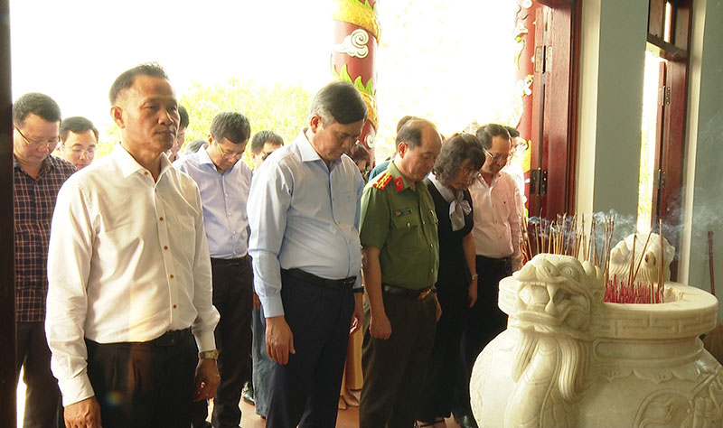 Đồng chí Chủ tịch UBND tỉnh Trần Thắng cùng đoàn công tác tưởng niệm liệt sỹ và chuyên gia tình nguyện Việt Nam hy sinh trên đất bạn Lào