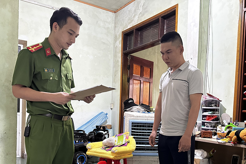 Cơ quan Cảnh sát điều tra Công an TP. Đồng Hới tống đạt quyết định khám xét khẩn cấp nơi ở của Hoàng Anh Tuấn.