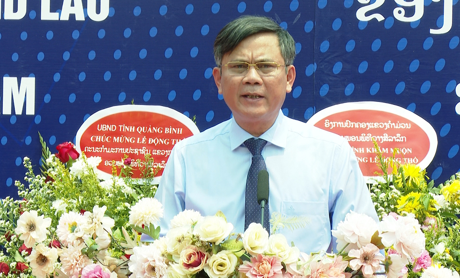 Đồng chí Trần Thắng, Chủ tịch UBND tỉnh Quảng Bình phát biểu tại lễ động thổ xây dựng Trường THCS Thống Nhất ở tỉnh Khăm Muồn