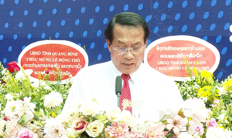 đồng chí Văn-xay Phong-sa-vẳn, Ủy viên BCH Trung ương Đảng Nhân dân Cách mạng Lào, Bí thư, Tỉnh trưởng tỉnh Khăm Muồn phát biểu tại buổi lễ