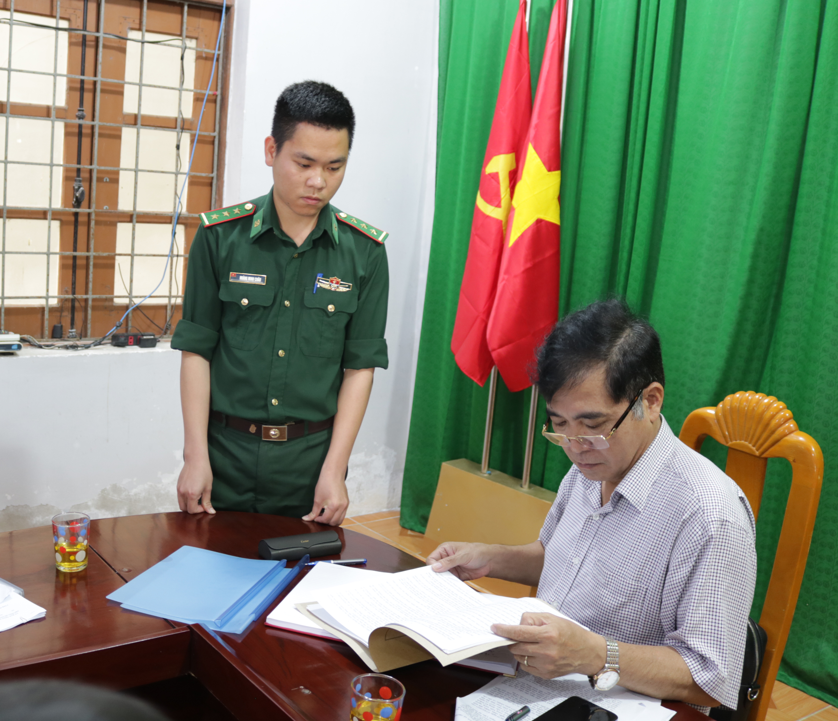 Phó Chủ tịch Thường trực UBND tỉnh Đoàn Ngọc Lâm kiểm tra việc thực hiện nhiệm vụ chống khai thác IUU tại trạm kiểm soát Biên phòng cửa Gianh (Đồn Biên phòng cửa khẩu cảng Gianh).