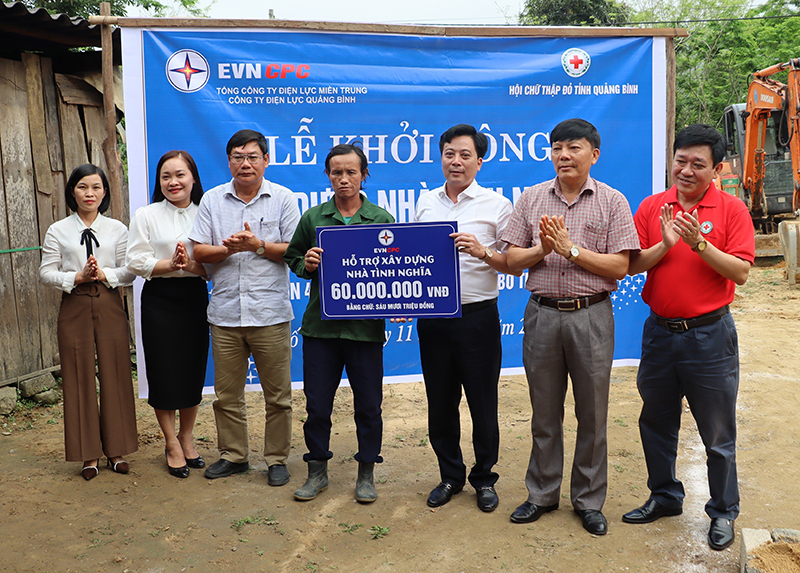 Các đại biểu trao biển hỗ trợ xây nhà tình nghĩa cho ông Hoàng Văn Tiến