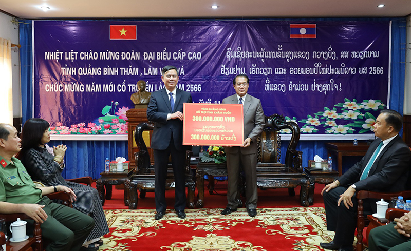 Tỉnh Quảng Bình trao tặng 300 triệu đồng cho chính quyền và nhân dân các bộ tộc Lào tỉnh Khăm Muồn