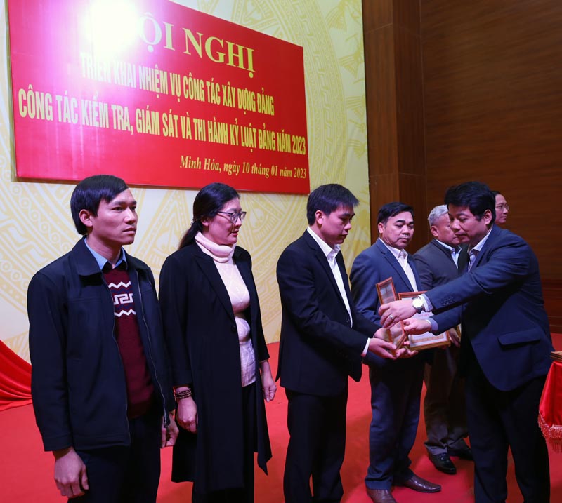 Các tập thể, cá nhân được Đảng bộ huyện Minh Hóa khen thưởng vì có nhiều thành tích trong công tác xây dựng Đảng, năm 2022. 