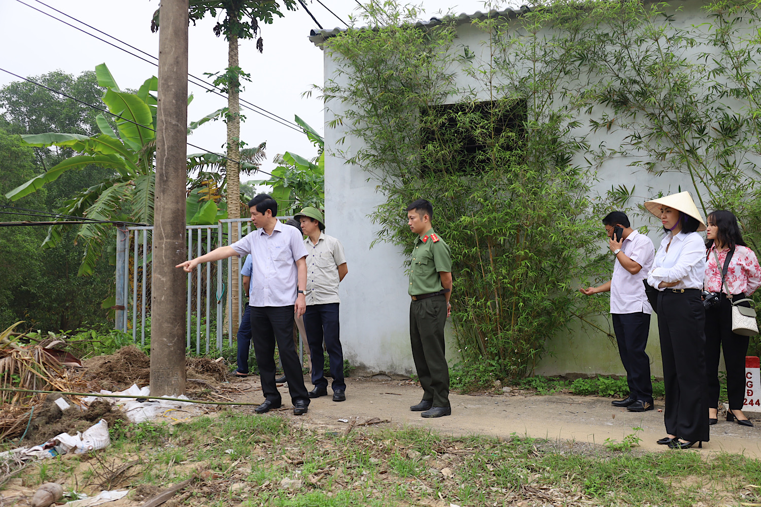 Đồng chí Hồ An Phong yêu cầu xử lý dứt điểm các bãi rác thải khu vực dọc tuyến đường Trương Pháp.