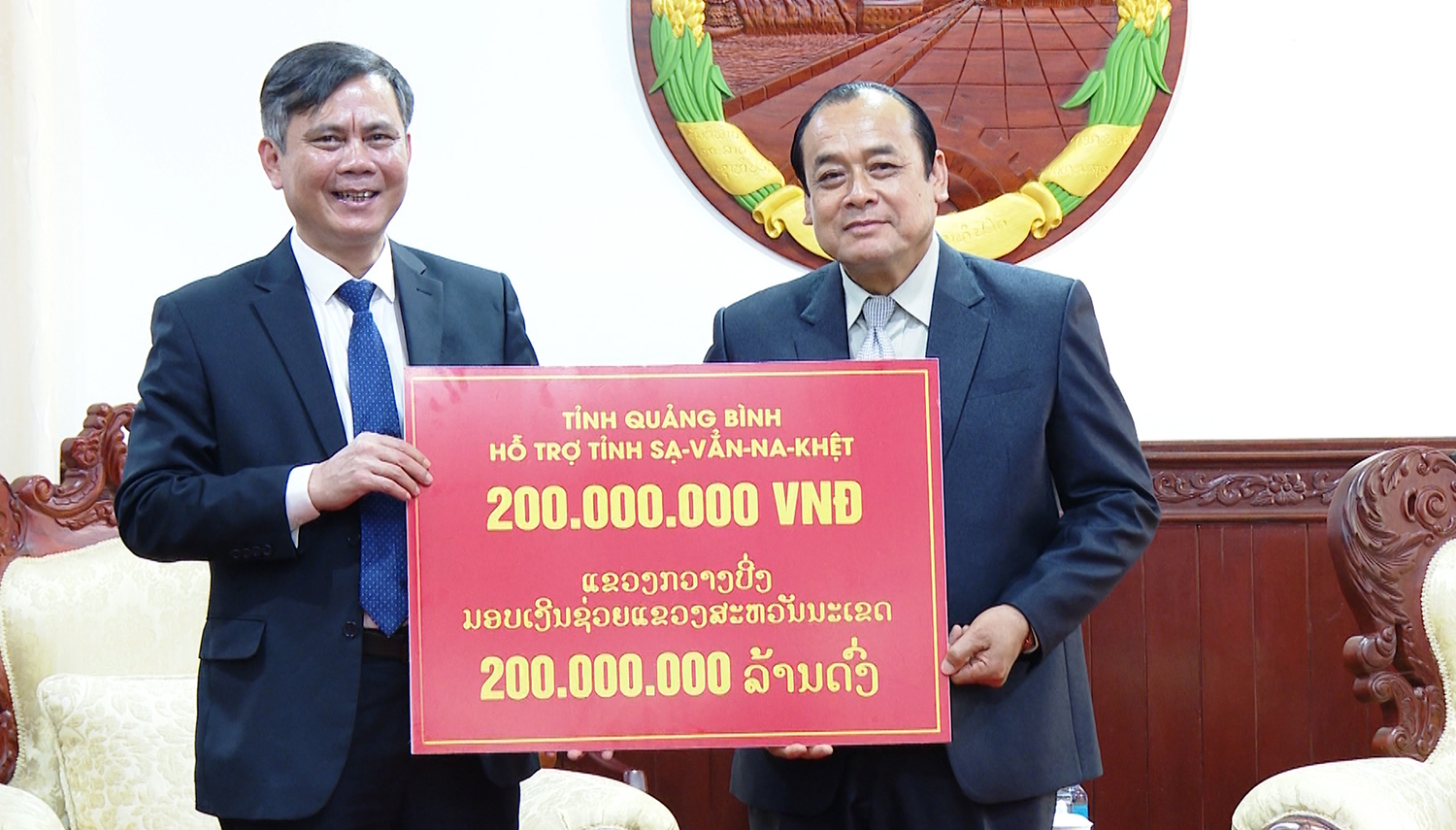 Đồng chí Trần Thắng, Chủ tịch UBND tỉnh Quảng Bình đã trao tặng 200 triệu đồng cho chính quyền và nhân dân các bộ tộc Lào tỉnh Savannakhet