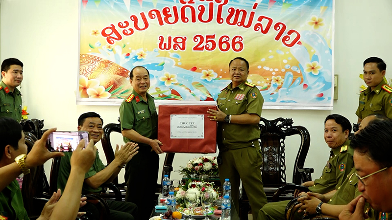 Đại tá Nguyễn Hữu Hợp, Giám đốc Công an tỉnh Quảng Bình, đại diện đoàn công tác tặng quà An ninh tỉnh Khăm Muồn, nước CHDCND Lào