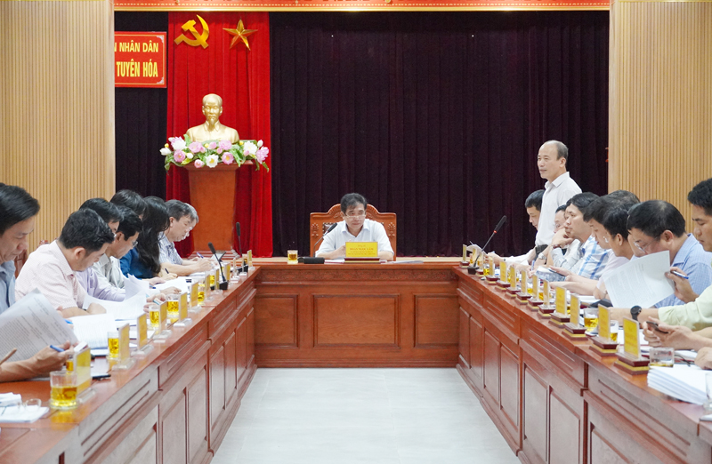 Chủ tịch UBND huyện Tuyên Hóa Lê Nam Giang phát biểu tại cuộc làm việc.