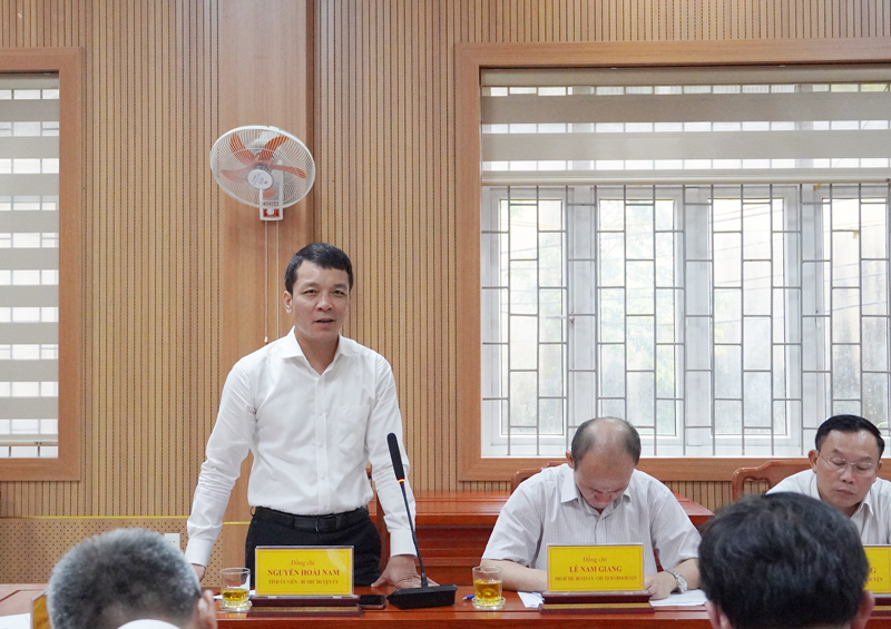 Bí thư Huyện ủy Tuyên Hóa Nguyễn Hoài Nam phát biểu tại cuộc làm việc.
