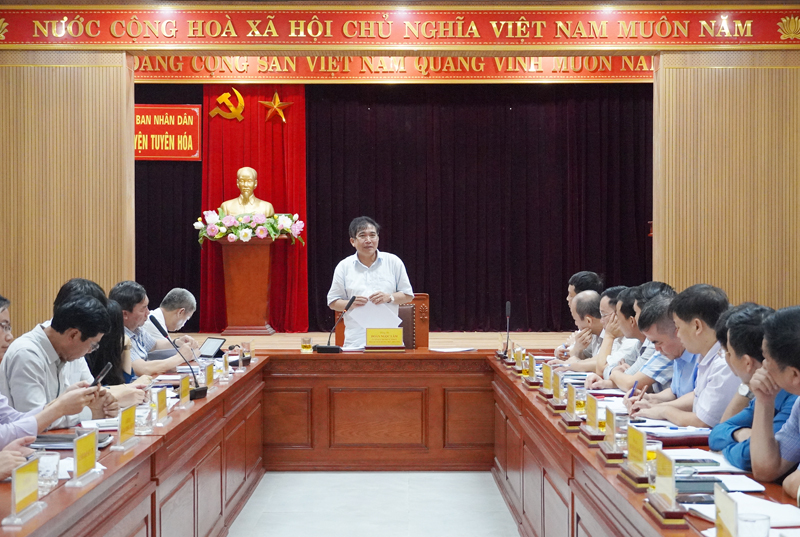 Đồng chí Phó Chủ tịch thường trực UBND tỉnh Đoàn Ngọc Lâm phát biểu kết luận tại cuộc làm việc với UBND huyện Tuyên Hóa.