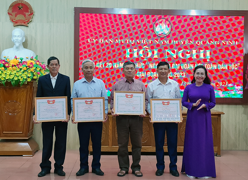 Đồng chí Chủ tịch Ủy ban MTTQVN tỉnh Phạm Thị Hân trao bằng khen cho các tập thể và cá nhân có nhiều đóng góp trong 20 năm tổ chức Ngày hội ĐĐK toàn dân tộc.