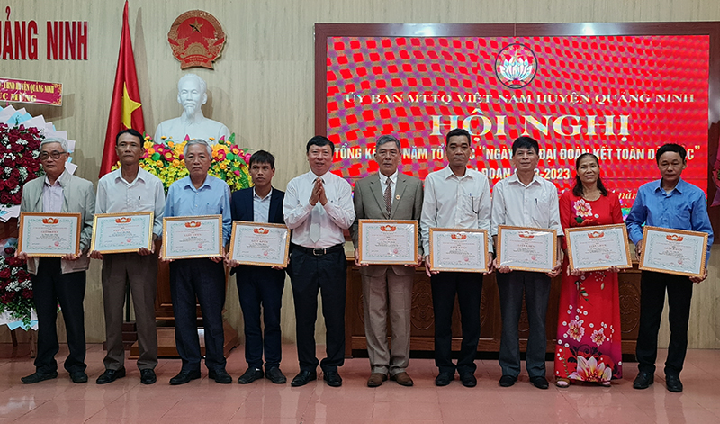 Ủy ban MTTQVN huyện Quảng Ninh tặng giấy khen cho các tập thể và cá nhân.