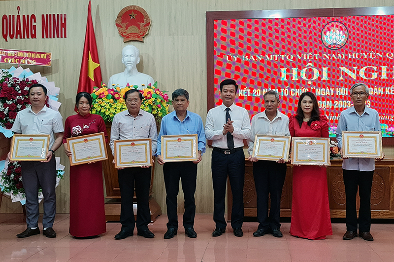 Bí thư Huyện uỷ Quảng Ninh Trần Quốc Tuấn trao tặng giấy khen cho các tập thể và cá nhân có thành tích xuất sắc.