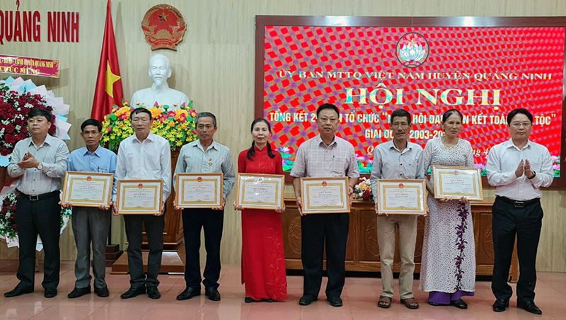 Lãnh đạo huyện Quảng Ninh trao giấy khen cho các tập thể và cá nhân.