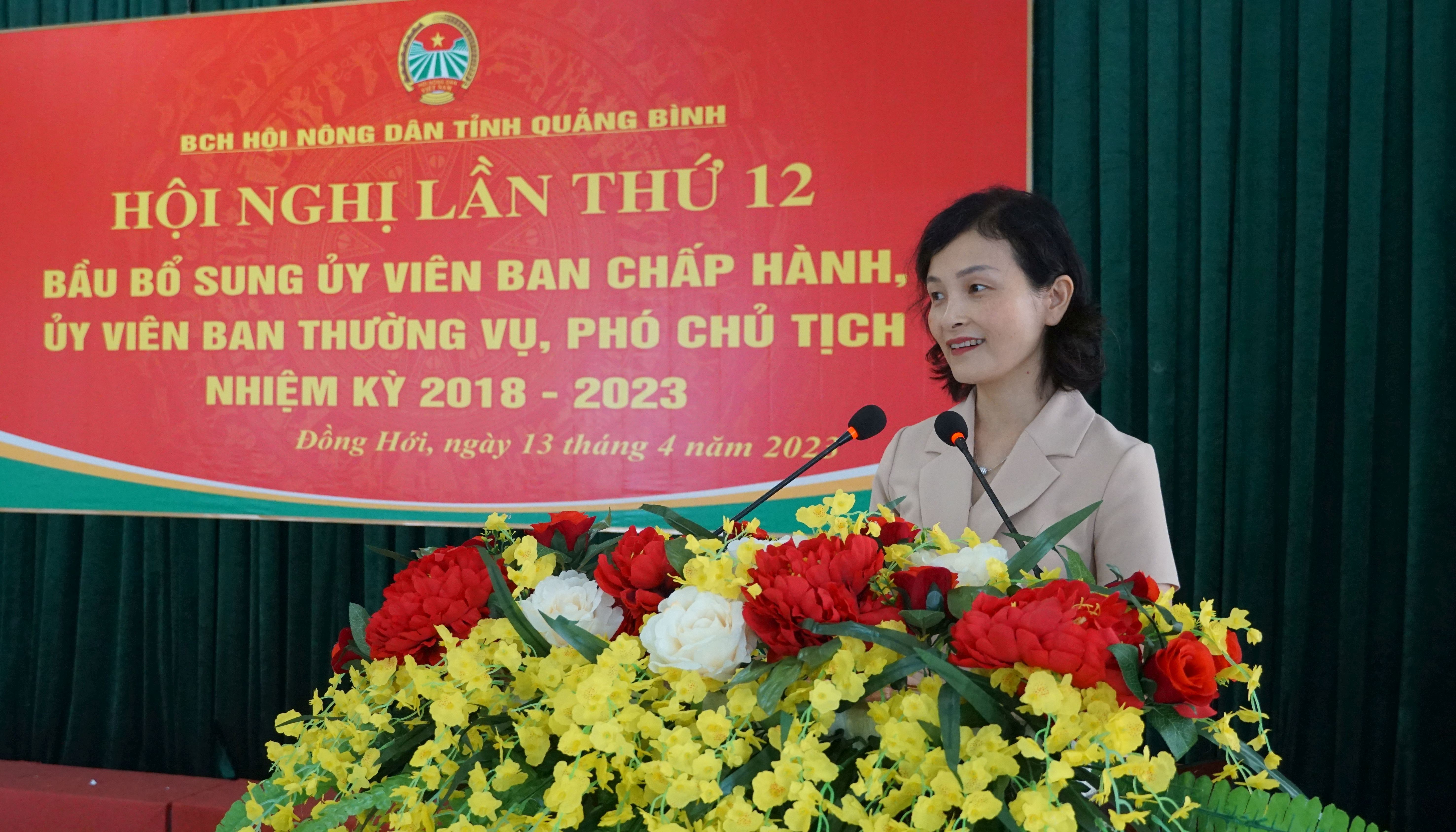 Đồng chí tân Phó Chủ tịch Hội Nông dân tỉnh Đỗ Thị Hoài Thu phát biểu nhận nhiệm vụ.