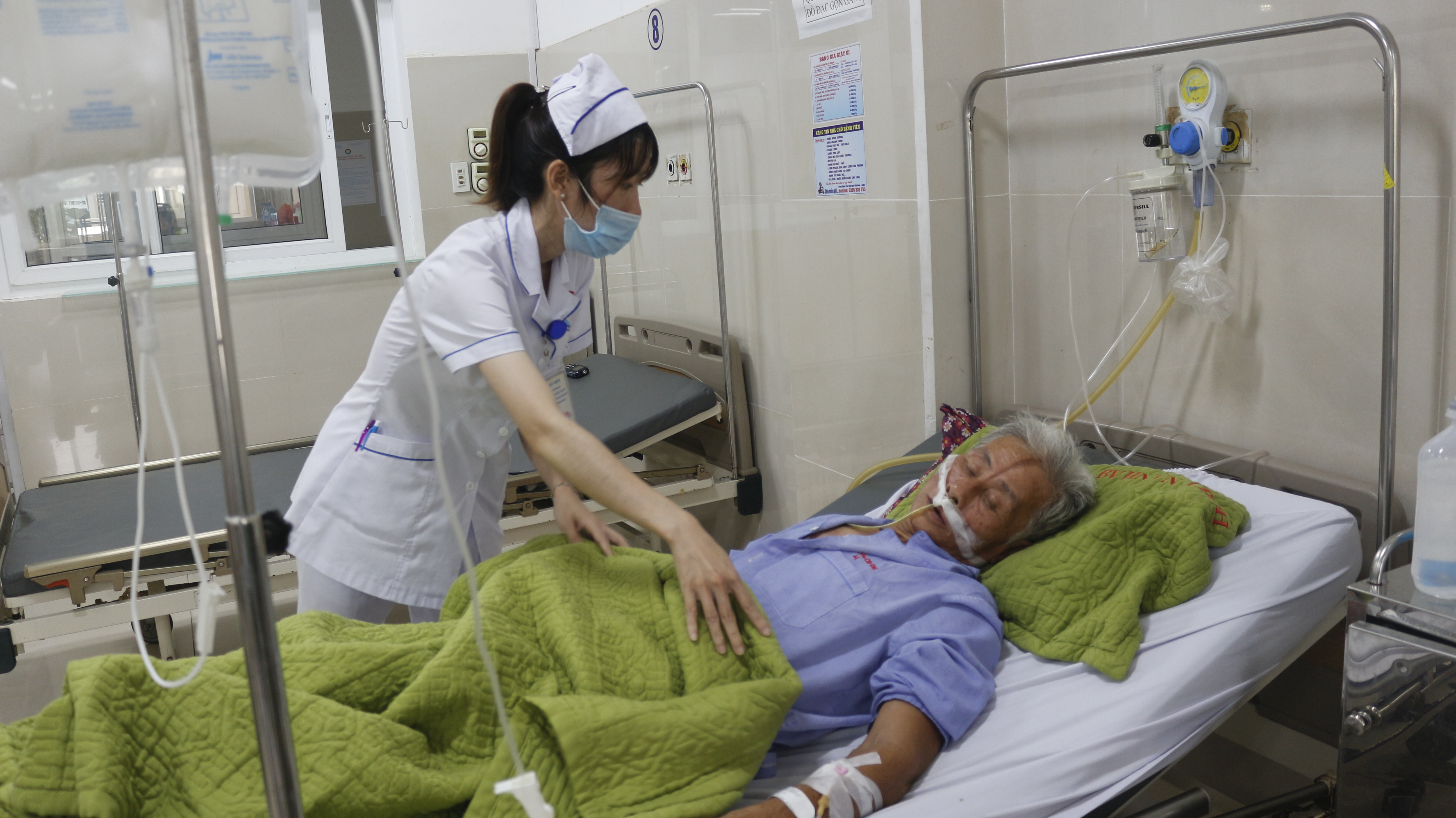 Ông Trần Văn Trúc được các y tá, điều dưỡng Bệnh viện hữu nghị Việt Nam-Cuba Đồng Hới chăm sóc tận tình.