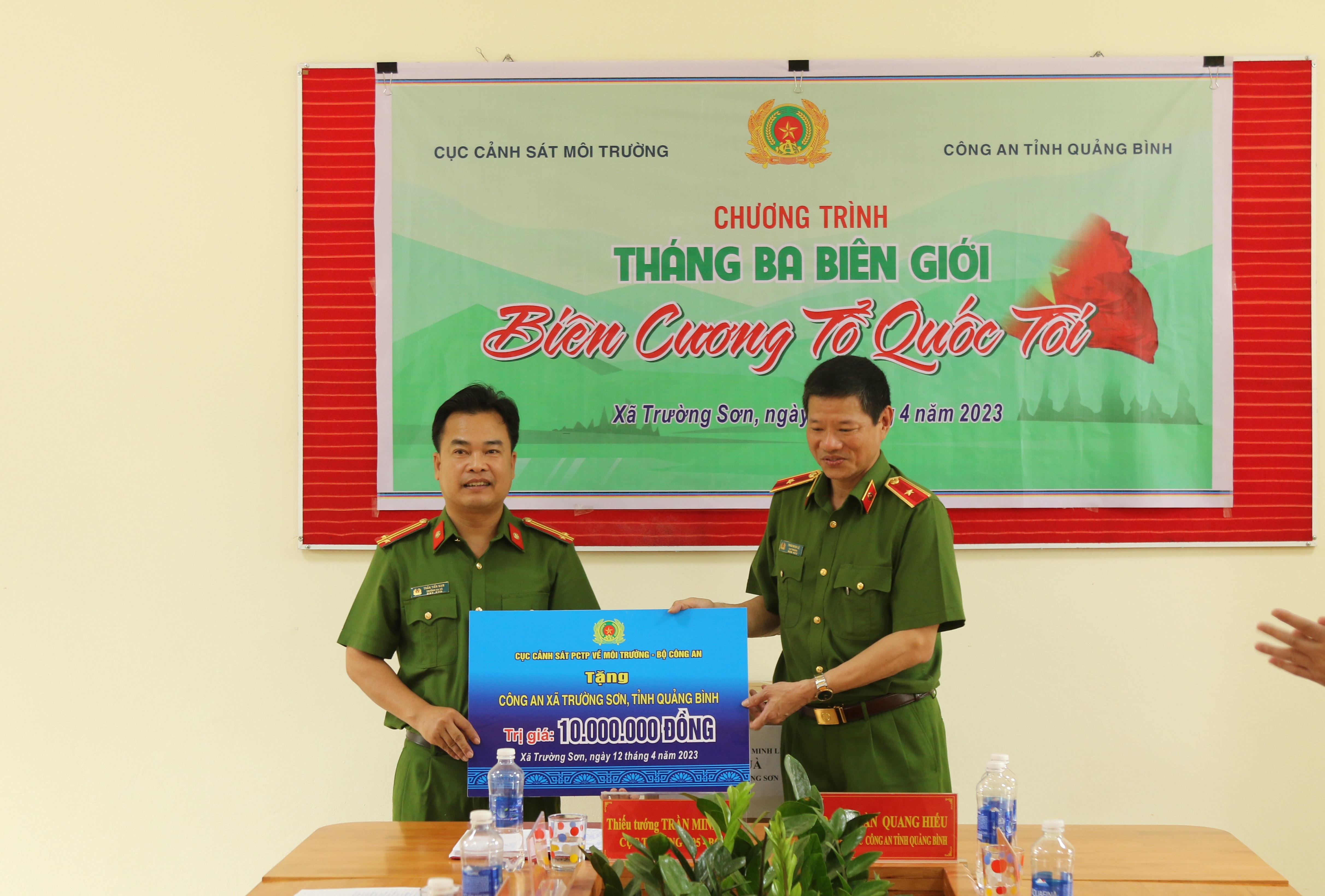 Thiếu tướng Trần Minh Lệ trao quà động viên lực lượng Công an xã Trường Sơn.