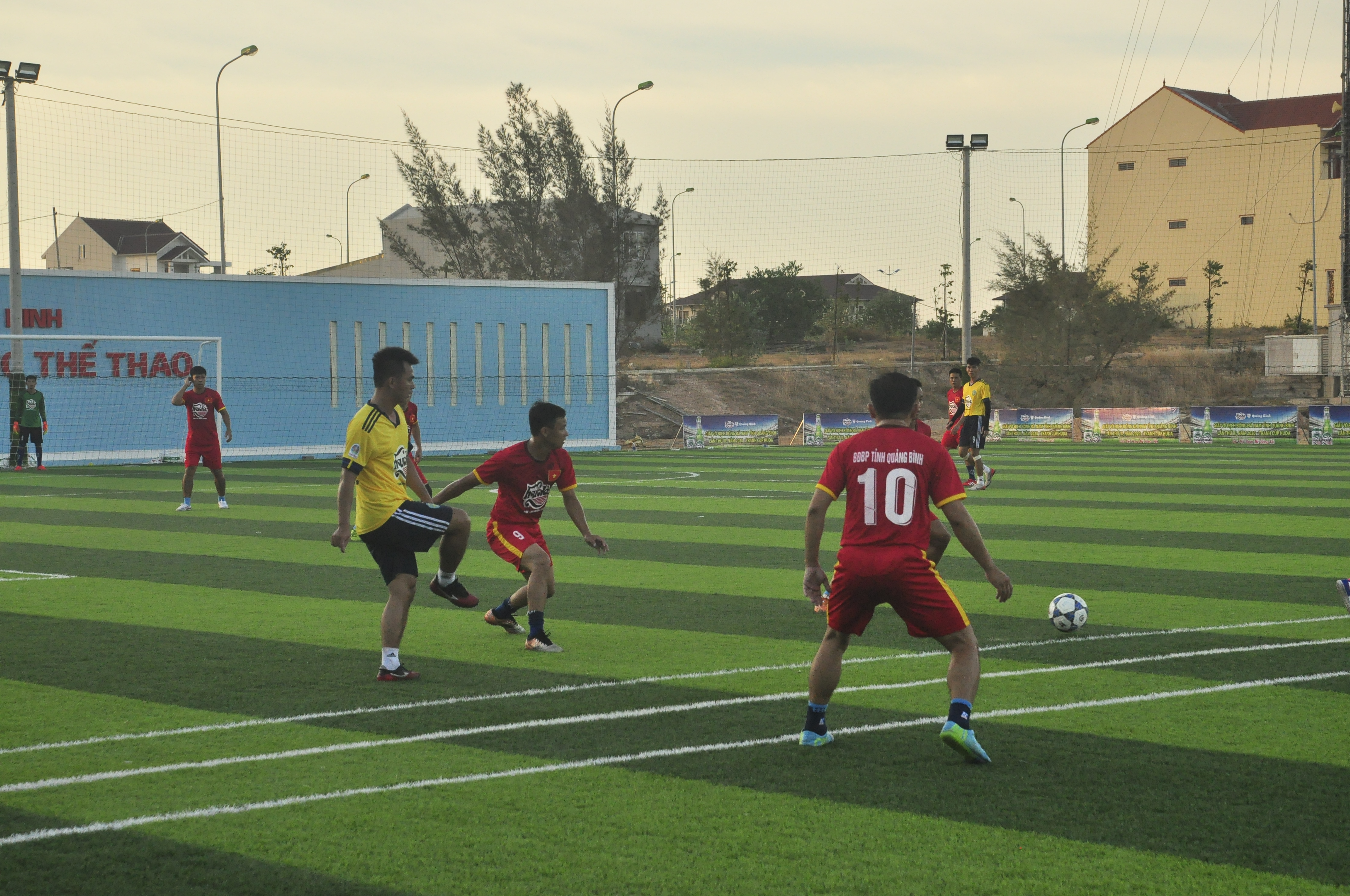 Giải bóng đá Đại hội TDTT tỉnh Quảng Bình lần thứ IX (giải 11 người) được tổ chức trên sân cỏ nhân tạo ở xã Bảo Ninh (Đồng Hới).