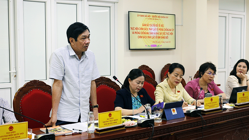 Đồng chí Phó Chủ tịch Thường trực HĐND tỉnh Nguyễn Công Huấn phát biểu ý kiến tại buổi làm việc.